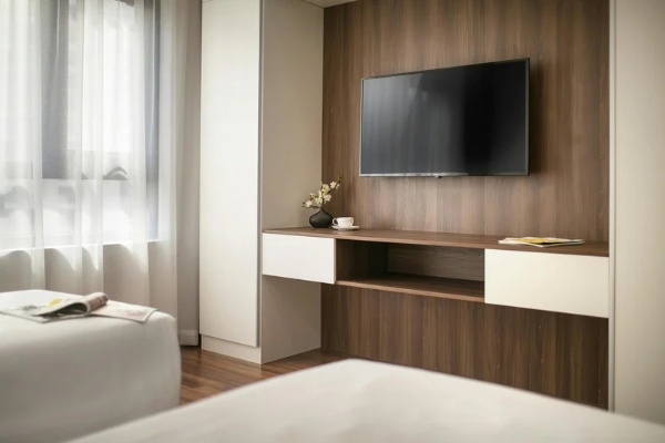 como colocar televisão no painel de madeira