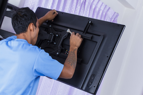 como colocar televisão no painel de madeira