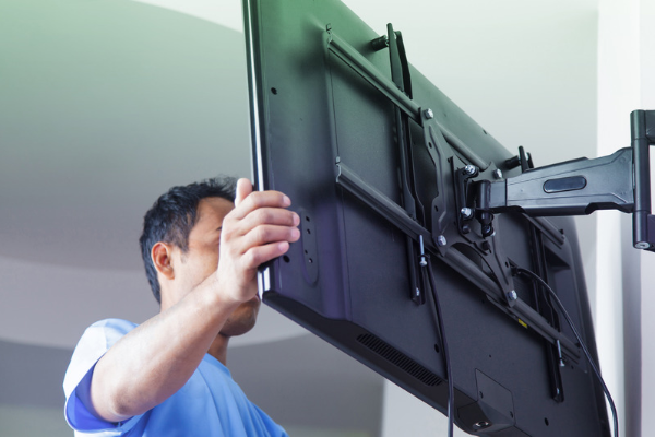 como colocar televisão no painel de madeira